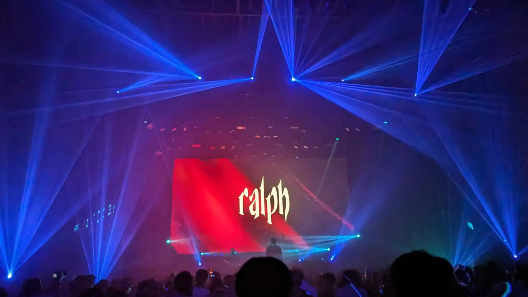 2階から見たライブ。LEDビジョンの同心円の映像を黄緑のビームが横切る