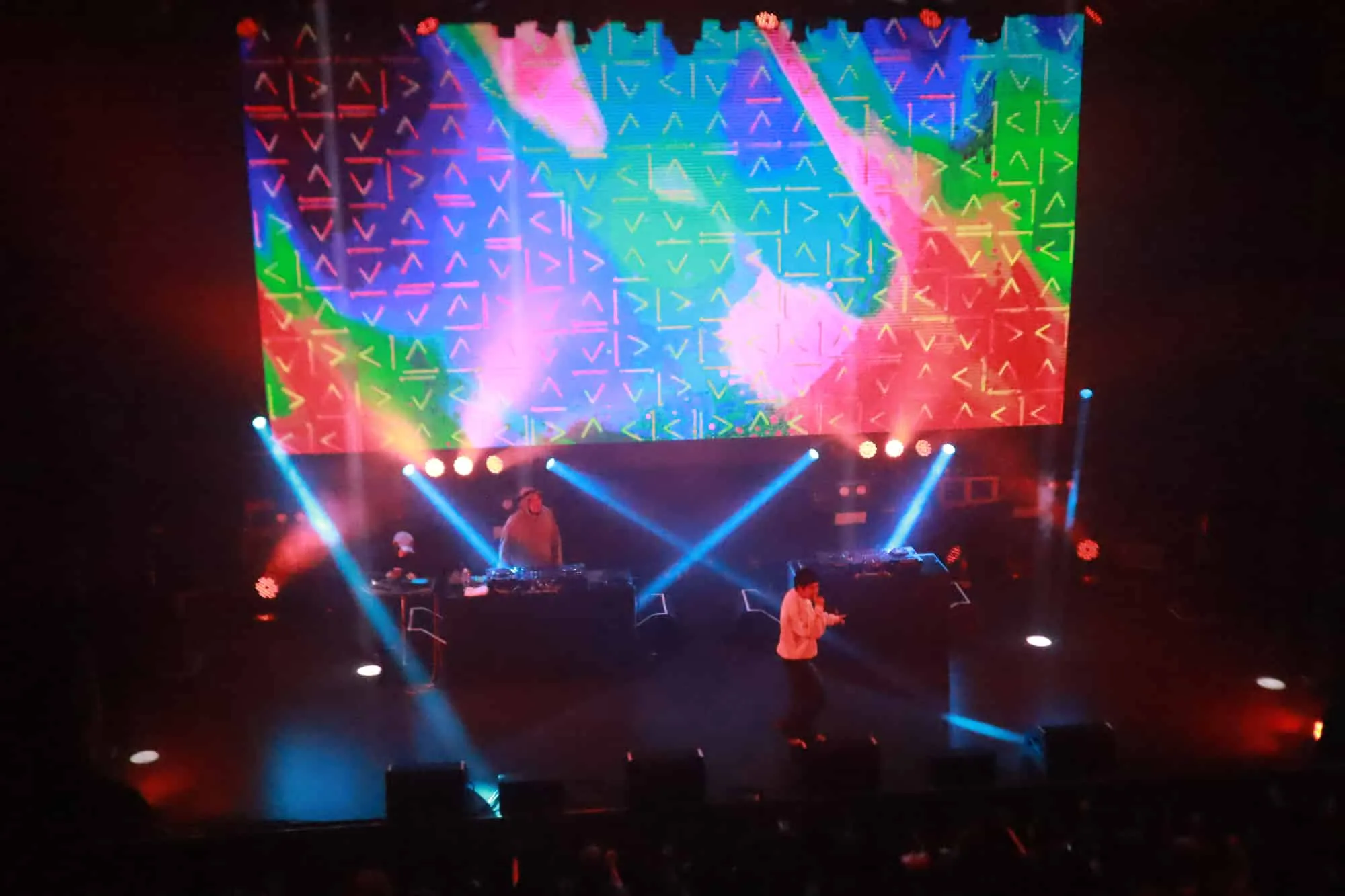 2階から見たDJステージ。LEDビジョンの極彩色の映像と青いビーム