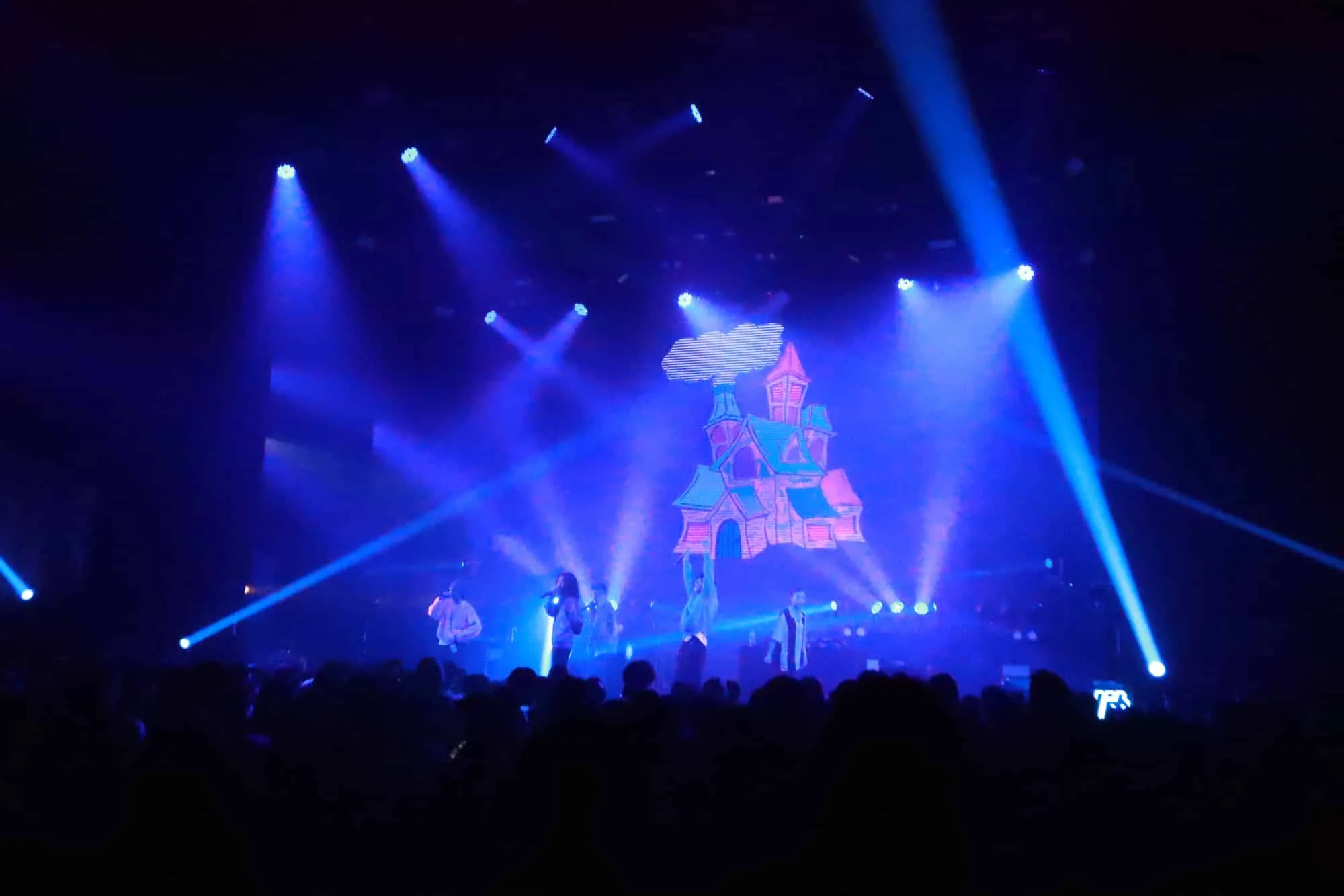 青いビームの中、LEDビジョンにイラストを映した複数人のステージ