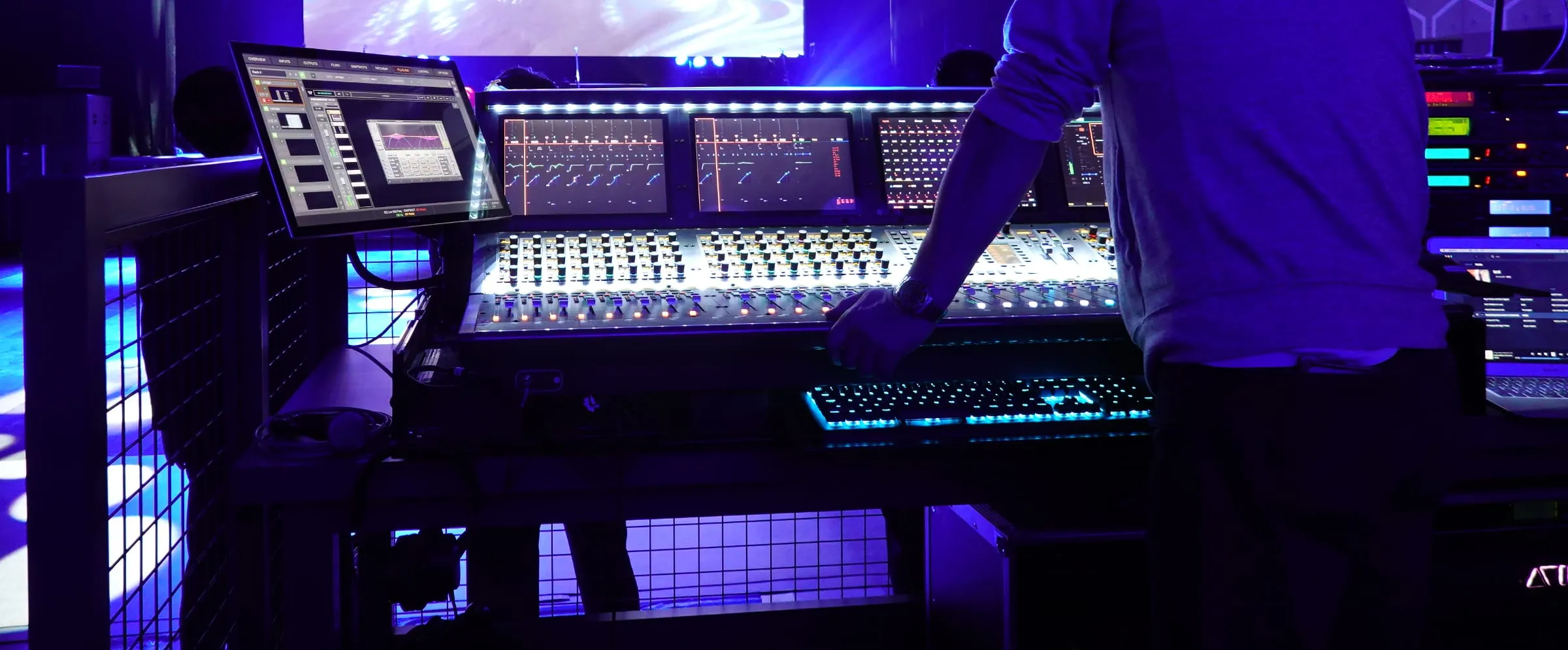 ホール後方のミキシング位置。AVID のコンソールを操作するエンジニア