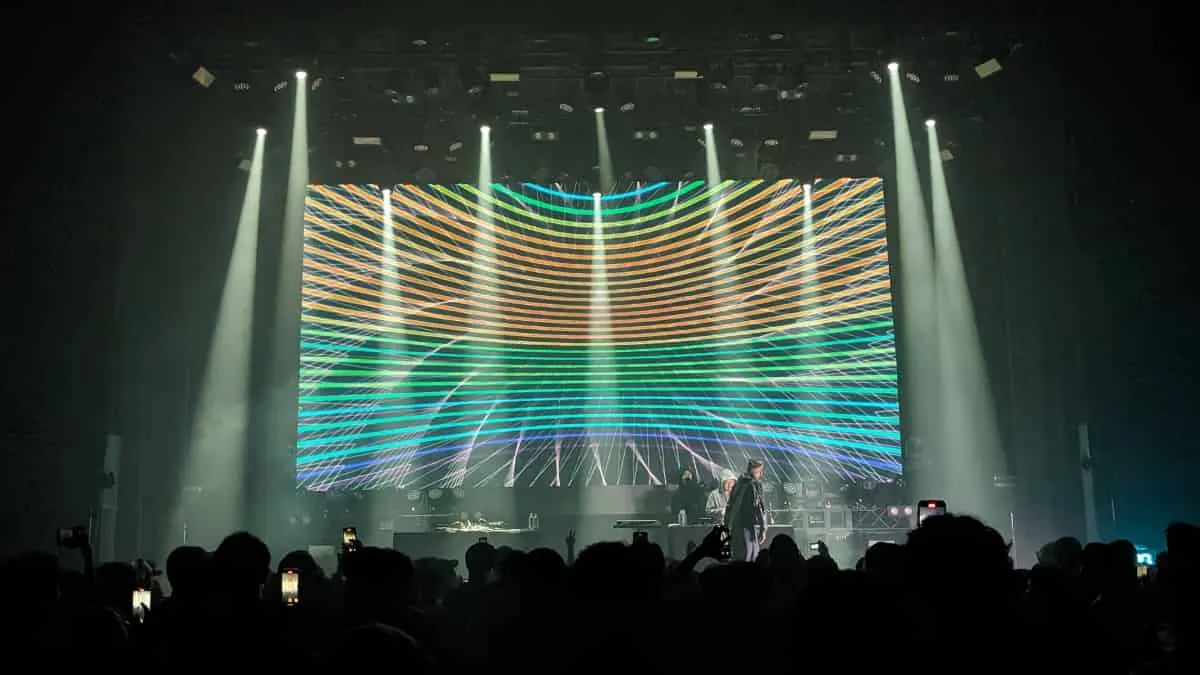 1F メインホール。LEDビジョンに線を重ねた映像を映したライブの様子