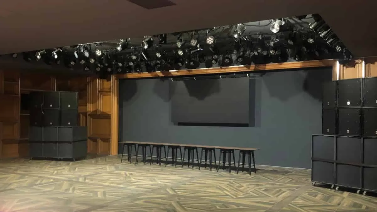 2F SPACE のサブステージ。天井に照明のトラスが吊られている