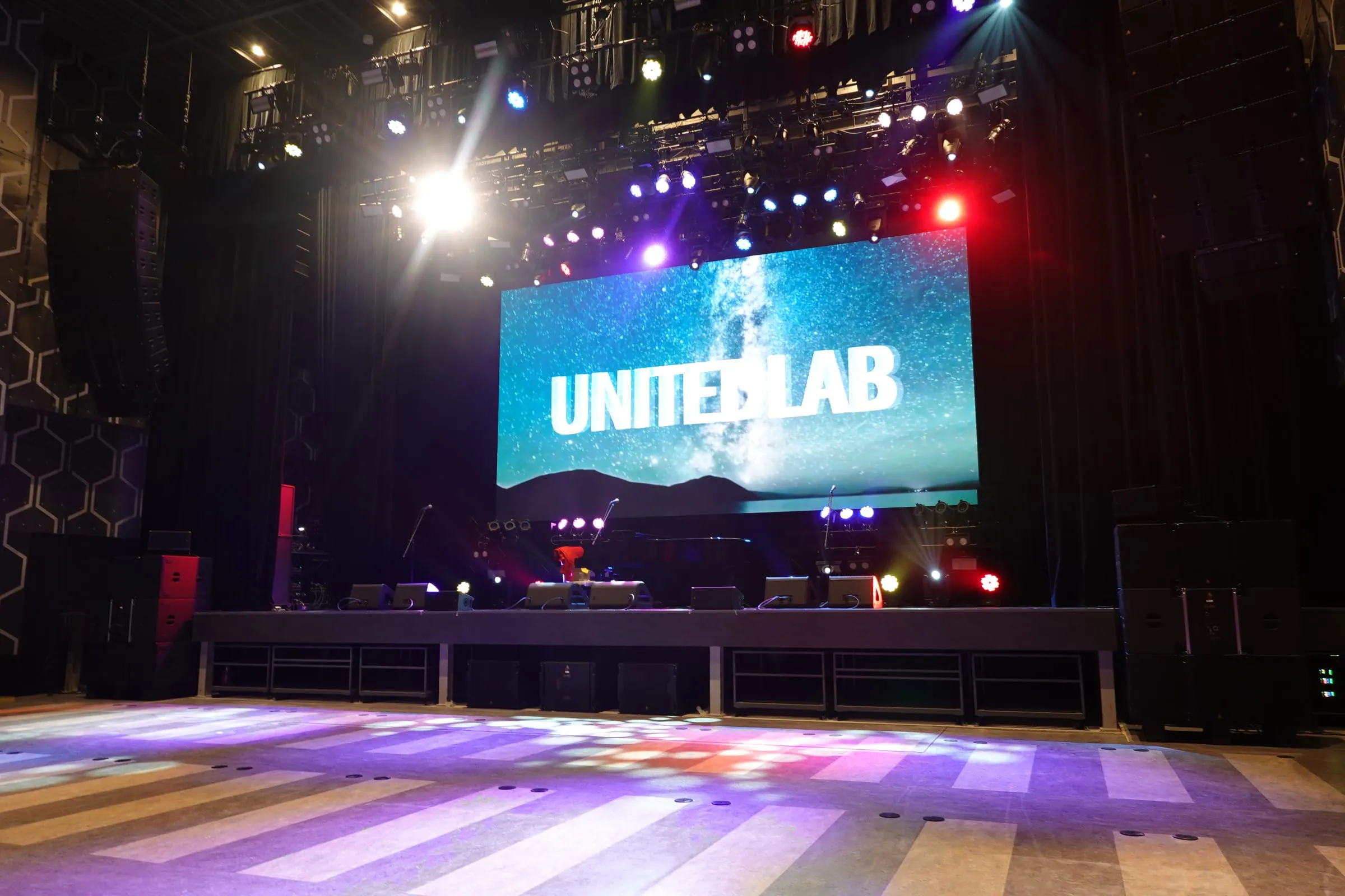 客席側から見た1F メインホールのステージ。正面の大型LEDビジョンに UNITEDLAB のロゴ
