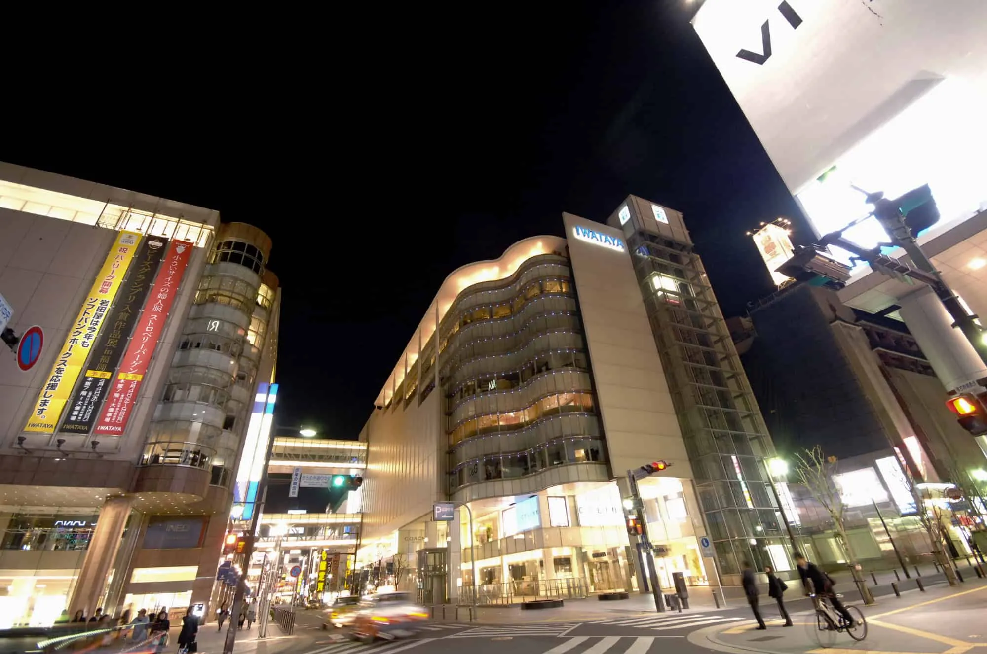 夜の天神の街並み。商業ビルが立ち並ぶ交差点